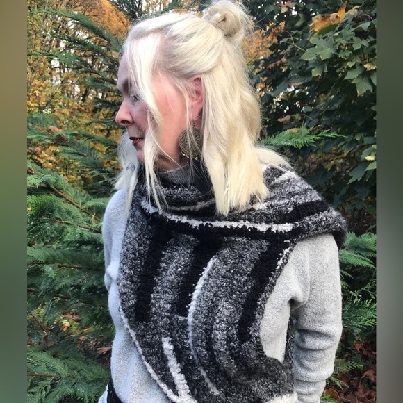 *NEW CHUNKY COWL, HIGHLAND WRAP, HUNTRESS SASH, GRAY/BLACK/WHITE - Picture 8 of 8